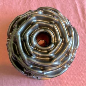Nordic Ware 10 Cup Rose Bundt Cake Pan
